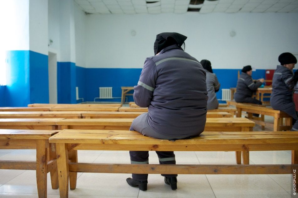 Осужденные женщины вяжут носочки и шапочки для недоношенных детей в колонии Атырау, участвуя в проекте «Клуб 28 Петель» и находя смысл в добрых делах, женская колония, тюремная реформа, PRI, Марат Бекетаев, Азамат Шамбилов, Клуб 28 Петель, Атырау, недоношенные дети, благотворительность, Карлыгаш Нуржан, Shanger.kz