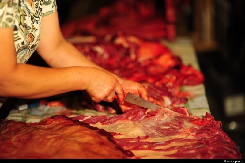 Казахская семья в осенний сезон готовит согым — традиционную заготовку мяса на зиму и казы, национальный деликатес, символизирующий уважение к труду и преемственность традиций. Согым, казы, традиции Казахстана, конина, сельская жизнь, казахская кухня, Алматинская область, Карлыгаш Нуржан, Shanger.kz