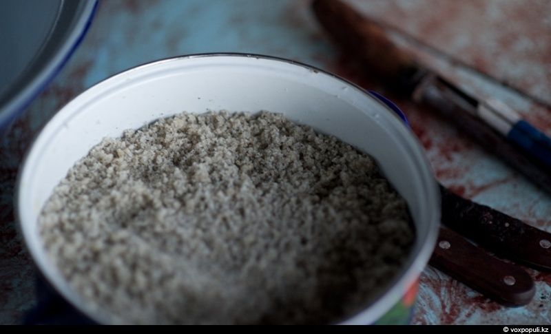 Казахская семья в осенний сезон готовит согым — традиционную заготовку мяса на зиму и казы, национальный деликатес, символизирующий уважение к труду и преемственность традиций. Согым, казы, традиции Казахстана, конина, сельская жизнь, казахская кухня, Алматинская область, Карлыгаш Нуржан, Shanger.kz