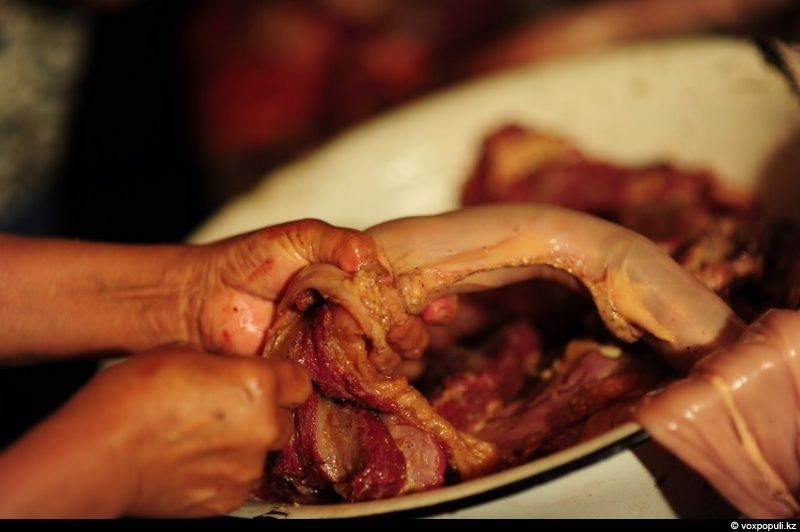 Казахская семья в осенний сезон готовит согым — традиционную заготовку мяса на зиму и казы, национальный деликатес, символизирующий уважение к труду и преемственность традиций. Согым, казы, традиции Казахстана, конина, сельская жизнь, казахская кухня, Алматинская область, Карлыгаш Нуржан, Shanger.kz