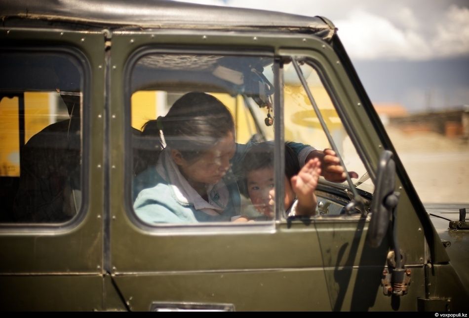 Экспедиция «По пути Чингисхана» встречается с монгольскими казахами в Баян-Өлгии, исследуя их быт, культуру и историю на древней земле кочевников. Монголия, казахи Монголии, Баян-Өлгий, Чингисхан, экспедиция, кочевая культура, этнография, история, путешествия, Карлыгаш Нуржан, Shanger.kz