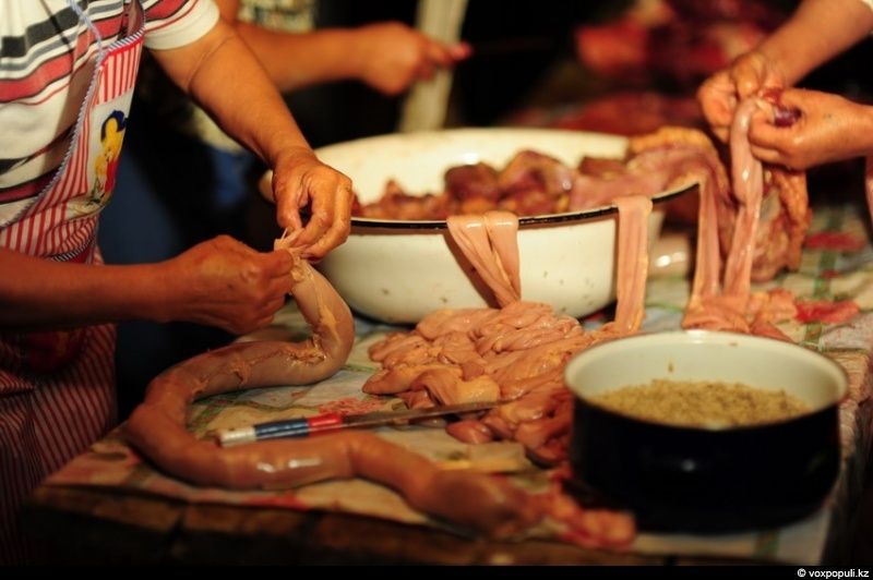 Казахская семья в осенний сезон готовит согым — традиционную заготовку мяса на зиму и казы, национальный деликатес, символизирующий уважение к труду и преемственность традиций. Согым, казы, традиции Казахстана, конина, сельская жизнь, казахская кухня, Алматинская область, Карлыгаш Нуржан, Shanger.kz