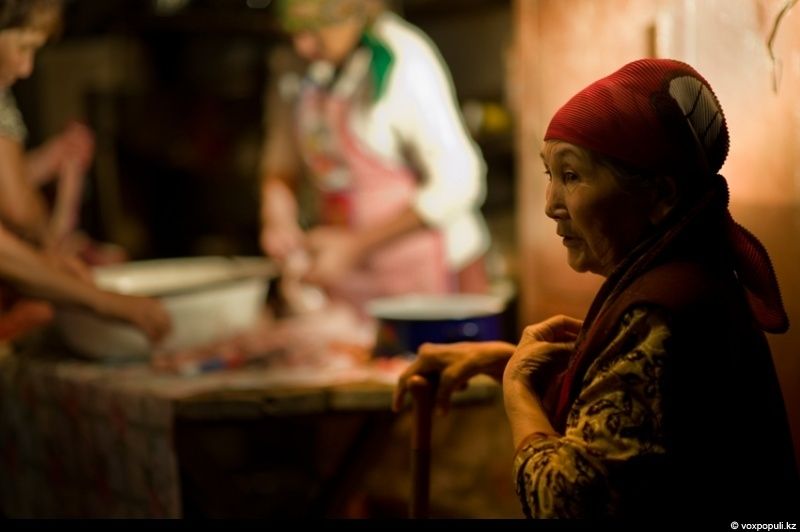 Казахская семья в осенний сезон готовит согым — традиционную заготовку мяса на зиму и казы, национальный деликатес, символизирующий уважение к труду и преемственность традиций. Согым, казы, традиции Казахстана, конина, сельская жизнь, казахская кухня, Алматинская область, Карлыгаш Нуржан, Shanger.kz