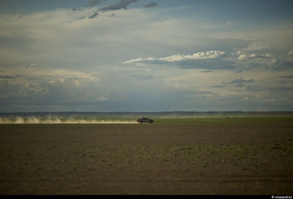 Экспедиция «По пути Чингисхана» встречается с монгольскими казахами в Баян-Өлгии, исследуя их быт, культуру и историю на древней земле кочевников. Монголия, казахи Монголии, Баян-Өлгий, Чингисхан, экспедиция, кочевая культура, этнография, история, путешествия, Карлыгаш Нуржан, Shanger.kz