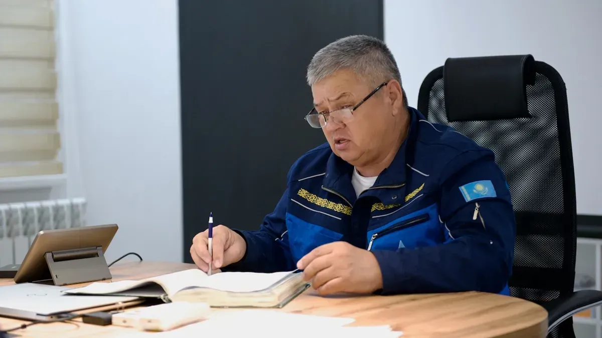 Начальник месторождения за рабочим столом в офисе компании, каспий нефть, руководство, нефтяная компания, айранколь, офис, управление производством