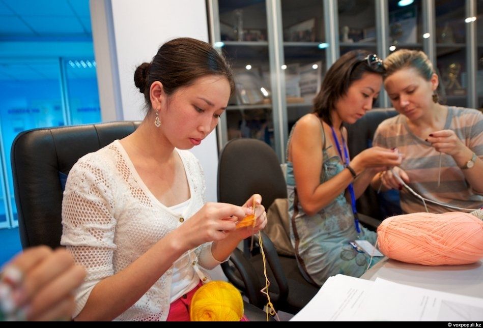 Женщины-волонтёры вяжут носочки для недоношенных детей в рамках благотворительной акции, чтобы помочь младенцам сохранить тепло после рождения, недоношенные дети, благотворительность, вязание, акция добрых дел, тепло, носочки, Air Astana, Алматы, Карлыгаш Нуржан, Shanger.kz
