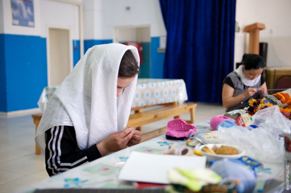 Осужденные женщины вяжут носочки и шапочки для недоношенных детей в колонии Атырау, участвуя в проекте «Клуб 28 Петель» и находя смысл в добрых делах, женская колония, тюремная реформа, PRI, Марат Бекетаев, Азамат Шамбилов, Клуб 28 Петель, Атырау, недоношенные дети, благотворительность, Карлыгаш Нуржан, Shanger.kz