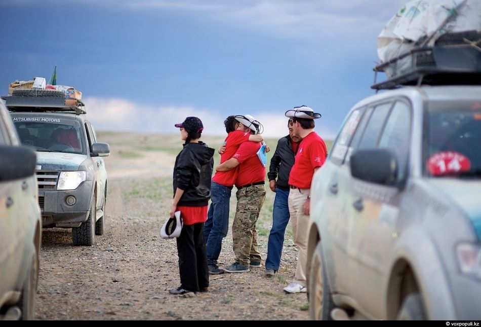 Экспедиция «По пути Чингисхана» встречается с монгольскими казахами в Баян-Өлгии, исследуя их быт, культуру и историю на древней земле кочевников. Монголия, казахи Монголии, Баян-Өлгий, Чингисхан, экспедиция, кочевая культура, этнография, история, путешествия, Карлыгаш Нуржан, Shanger.kz