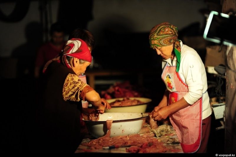 Казахская семья в осенний сезон готовит согым — традиционную заготовку мяса на зиму и казы, национальный деликатес, символизирующий уважение к труду и преемственность традиций. Согым, казы, традиции Казахстана, конина, сельская жизнь, казахская кухня, Алматинская область, Карлыгаш Нуржан, Shanger.kz
