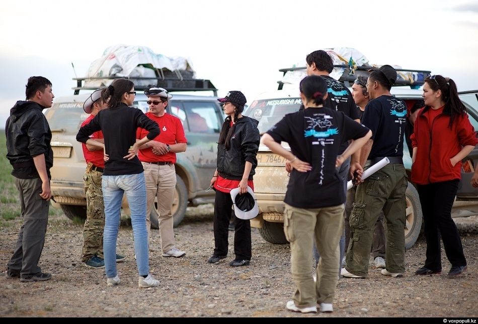 Экспедиция «По пути Чингисхана» встречается с монгольскими казахами в Баян-Өлгии, исследуя их быт, культуру и историю на древней земле кочевников. Монголия, казахи Монголии, Баян-Өлгий, Чингисхан, экспедиция, кочевая культура, этнография, история, путешествия, Карлыгаш Нуржан, Shanger.kz