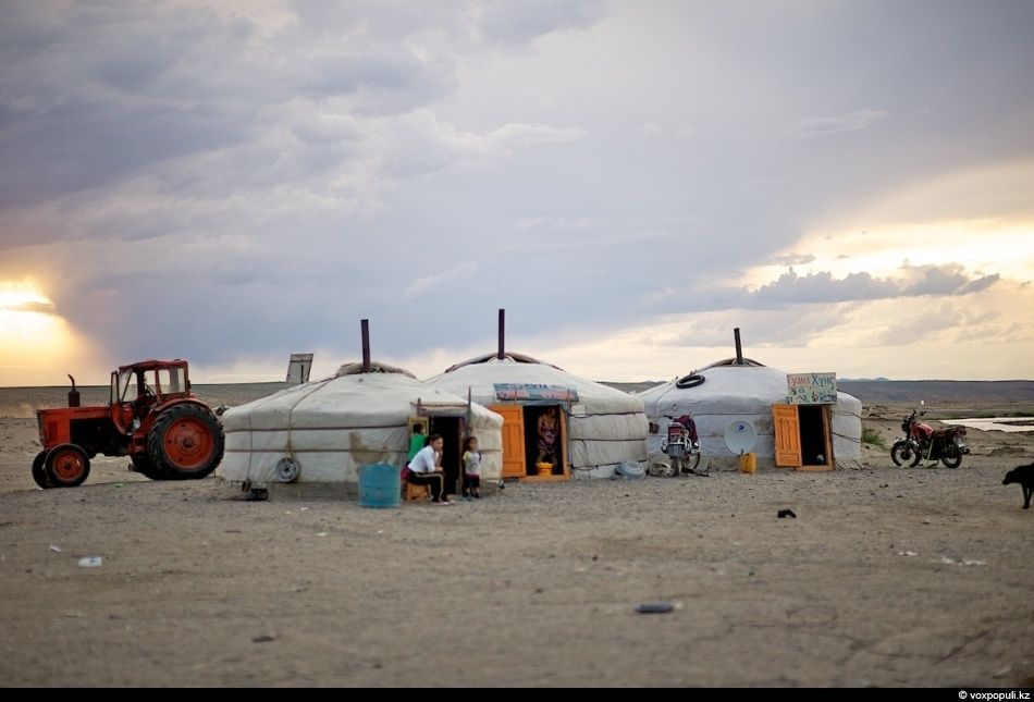 Экспедиция «По пути Чингисхана» встречается с монгольскими казахами в Баян-Өлгии, исследуя их быт, культуру и историю на древней земле кочевников. Монголия, казахи Монголии, Баян-Өлгий, Чингисхан, экспедиция, кочевая культура, этнография, история, путешествия, Карлыгаш Нуржан, Shanger.kz