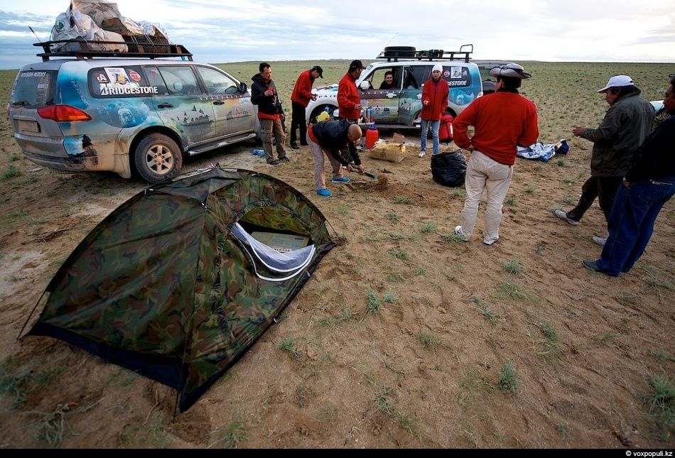 Экспедиция «По пути Чингисхана» встречается с монгольскими казахами в Баян-Өлгии, исследуя их быт, культуру и историю на древней земле кочевников. Монголия, казахи Монголии, Баян-Өлгий, Чингисхан, экспедиция, кочевая культура, этнография, история, путешествия, Карлыгаш Нуржан, Shanger.kz