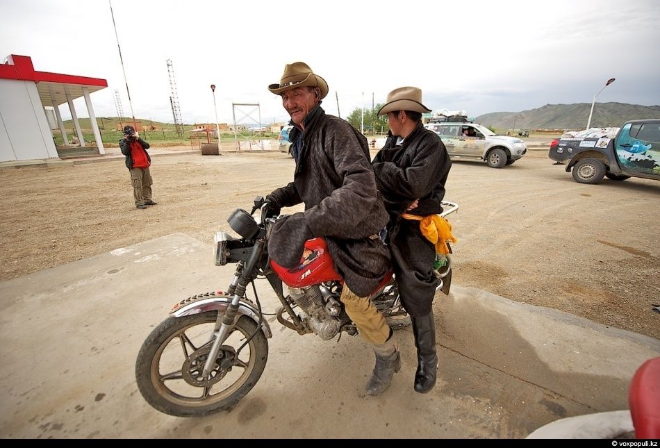Экспедиция «По пути Чингисхана» встречается с монгольскими казахами в Баян-Өлгии, исследуя их быт, культуру и историю на древней земле кочевников. Монголия, казахи Монголии, Баян-Өлгий, Чингисхан, экспедиция, кочевая культура, этнография, история, путешествия, Карлыгаш Нуржан, Shanger.kz