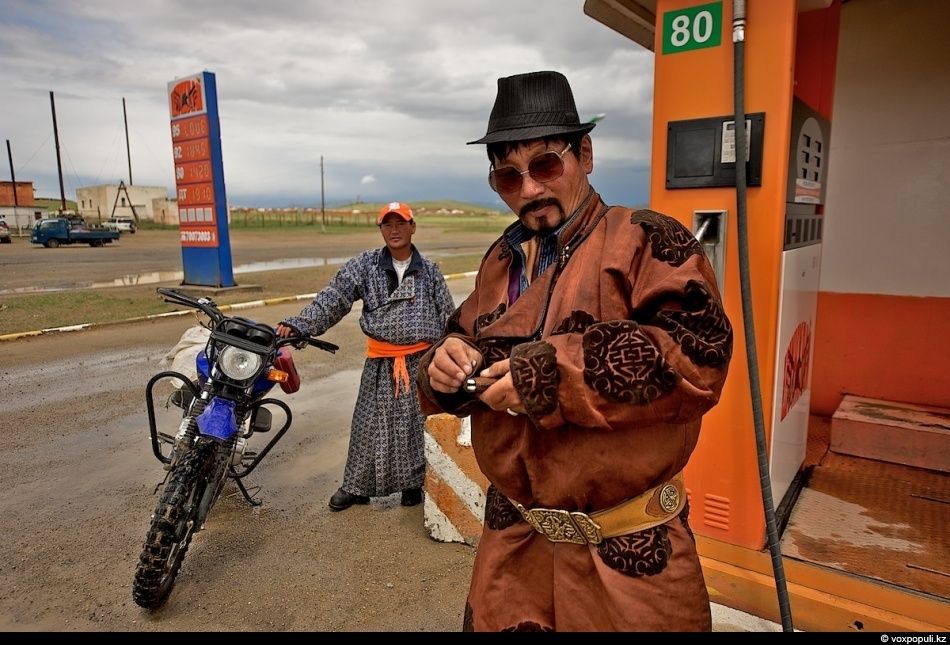Экспедиция «По пути Чингисхана» встречается с монгольскими казахами в Баян-Өлгии, исследуя их быт, культуру и историю на древней земле кочевников. Монголия, казахи Монголии, Баян-Өлгий, Чингисхан, экспедиция, кочевая культура, этнография, история, путешествия, Карлыгаш Нуржан, Shanger.kz