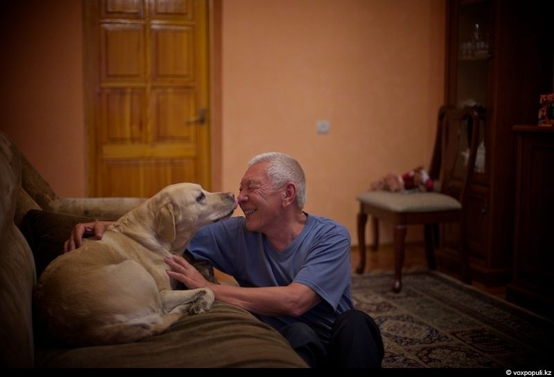 Незрячий мужчина из Талдыкоргана и его собака-поводырь Лари — история доверия, дружбы и света, который помогает идти вперёд даже в темноте, незрячие, собака-поводырь, Талдыкорган, жизнь, инвалиды, помощь, социализация, проект, Карлыгаш Нуржан, Shanger.kz
