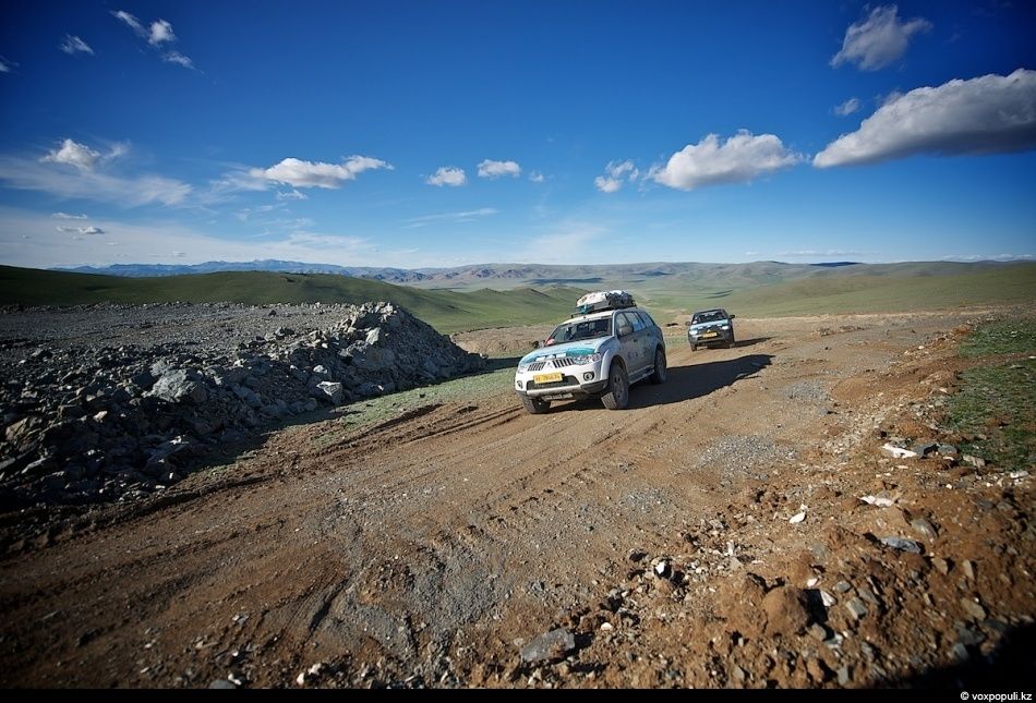 Экспедиция «По пути Чингисхана» встречается с монгольскими казахами в Баян-Өлгии, исследуя их быт, культуру и историю на древней земле кочевников. Монголия, казахи Монголии, Баян-Өлгий, Чингисхан, экспедиция, кочевая культура, этнография, история, путешествия, Карлыгаш Нуржан, Shanger.kz