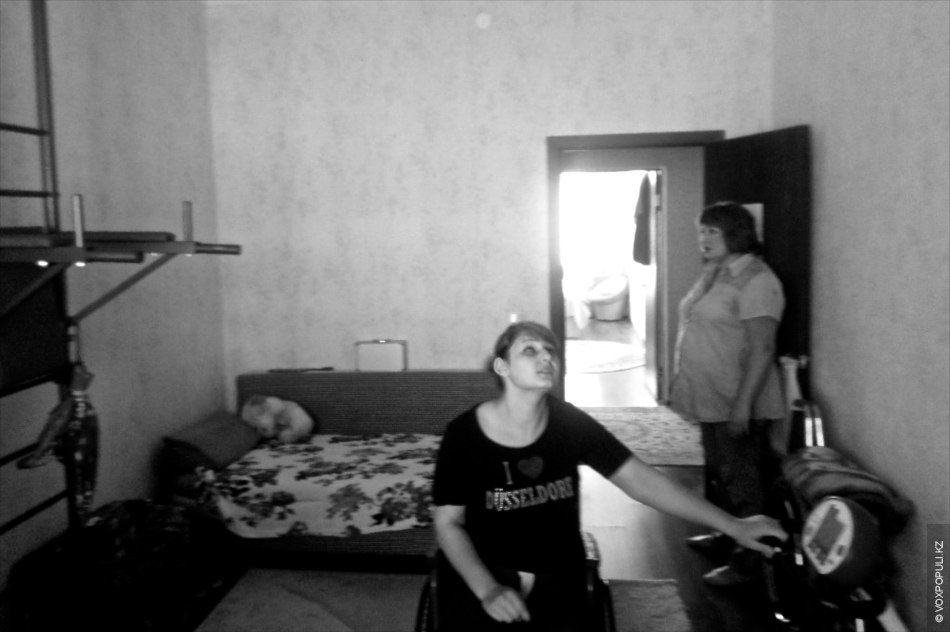 Кристина Романова, девушка в инвалидном кресле, которая учится ходить и помогает людям через электронное правительство, врачебная ошибка, электронное правительство, особое мнение, Арти Ферзаули, вдохновляющие истории, инклюзия, реабилитация, инвалиды Казахстана, Call-центр