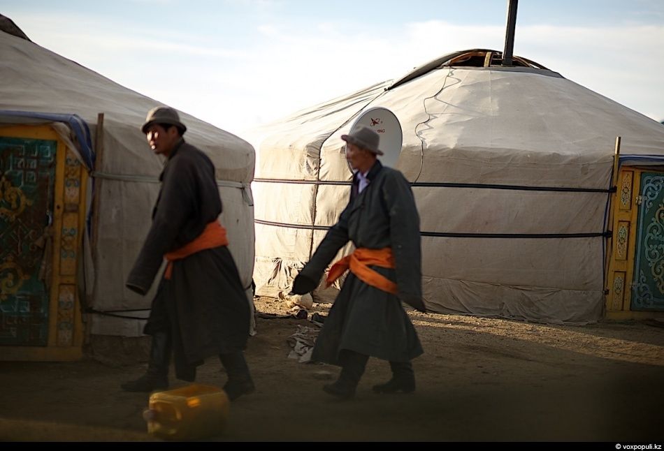 Экспедиция «По пути Чингисхана» встречается с монгольскими казахами в Баян-Өлгии, исследуя их быт, культуру и историю на древней земле кочевников. Монголия, казахи Монголии, Баян-Өлгий, Чингисхан, экспедиция, кочевая культура, этнография, история, путешествия, Карлыгаш Нуржан, Shanger.kz
