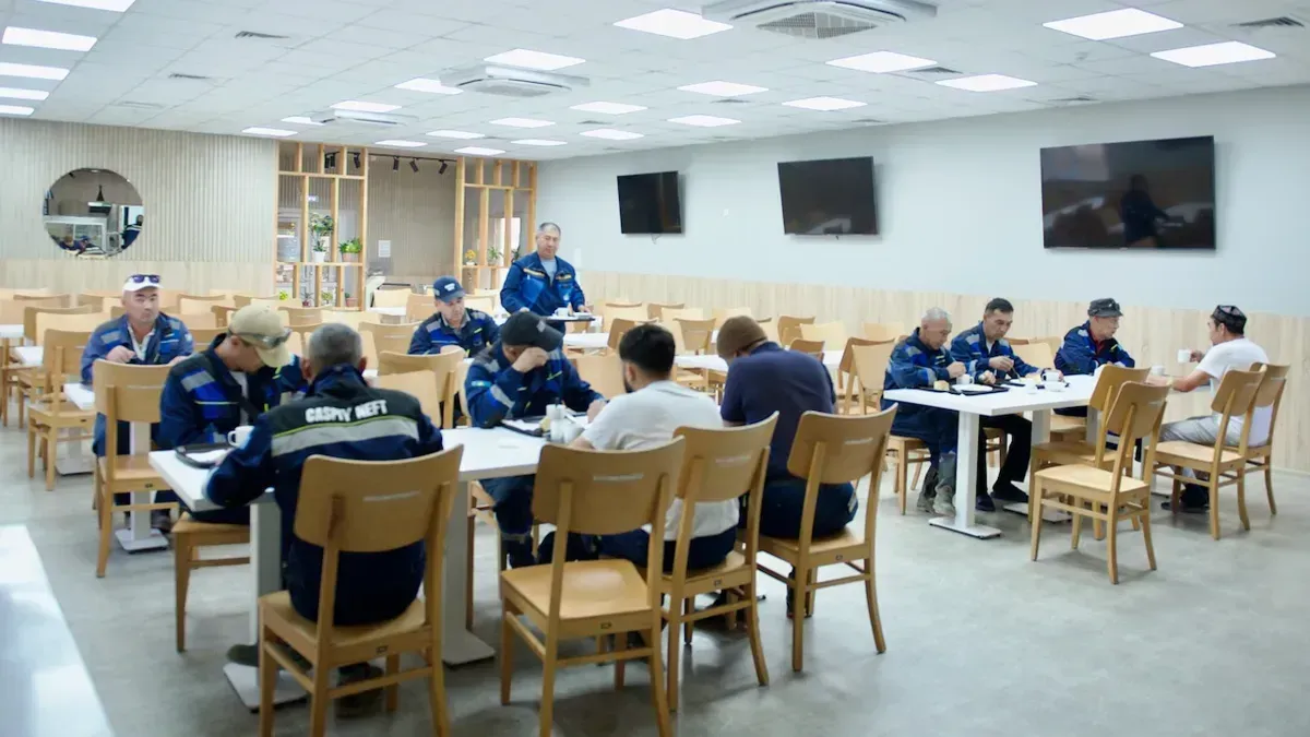 Работники Каспий Нефть завтракают в просторной столовой, каспий нефть, столовая, айранколь, питание, нефтяники, вахтовая жизнь