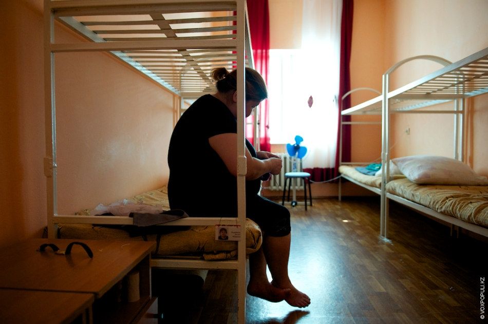 Осужденные женщины вяжут носочки и шапочки для недоношенных детей в колонии Атырау, участвуя в проекте «Клуб 28 Петель» и находя смысл в добрых делах, женская колония, тюремная реформа, PRI, Марат Бекетаев, Азамат Шамбилов, Клуб 28 Петель, Атырау, недоношенные дети, благотворительность, Карлыгаш Нуржан, Shanger.kz