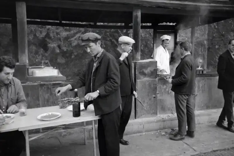 Жители Алматы вспоминают атмосферу кафе Аққу — культового места интеллигенции и дискуссий, кафе Аққу, Алматы, культовое место встреч, интеллигенция Казахстана, восстановление исторической архитектуры, городская память, центр культуры Казахстана