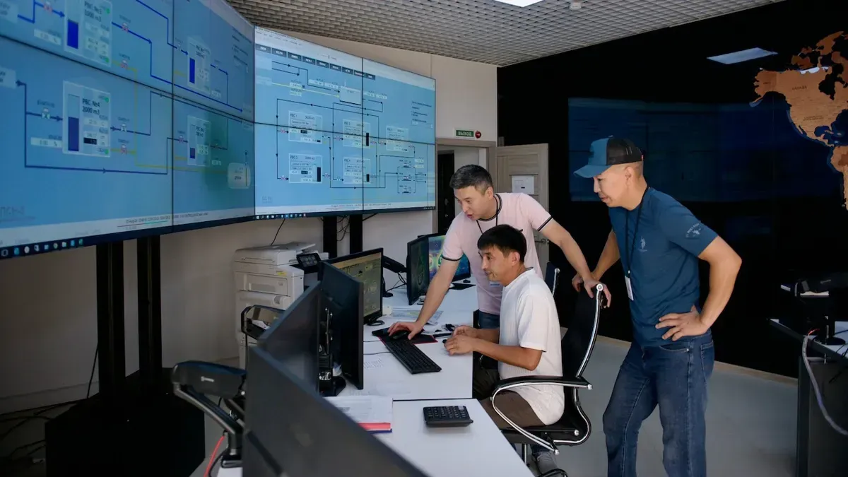 Центр управления производством, Инженеры Каспий Нефть следят за процессом добычи на мониторах, каспий нефть, айранколь, контроль, автоматизация, технологии