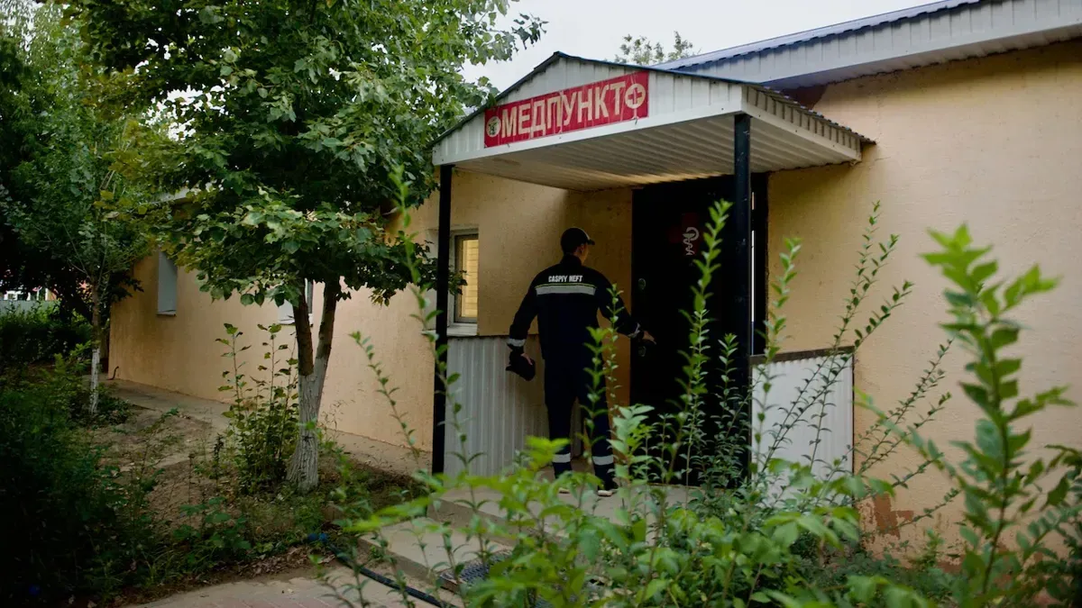 Работник Каспий Нефть заходит в медпункт на осмотр Теги: каспий нефть, медпункт, айранколь, здоровье, вахтовый городок