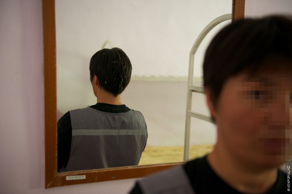 Осужденные женщины вяжут носочки и шапочки для недоношенных детей в колонии Атырау, участвуя в проекте «Клуб 28 Петель» и находя смысл в добрых делах, женская колония, тюремная реформа, PRI, Марат Бекетаев, Азамат Шамбилов, Клуб 28 Петель, Атырау, недоношенные дети, благотворительность, Карлыгаш Нуржан, Shanger.kz