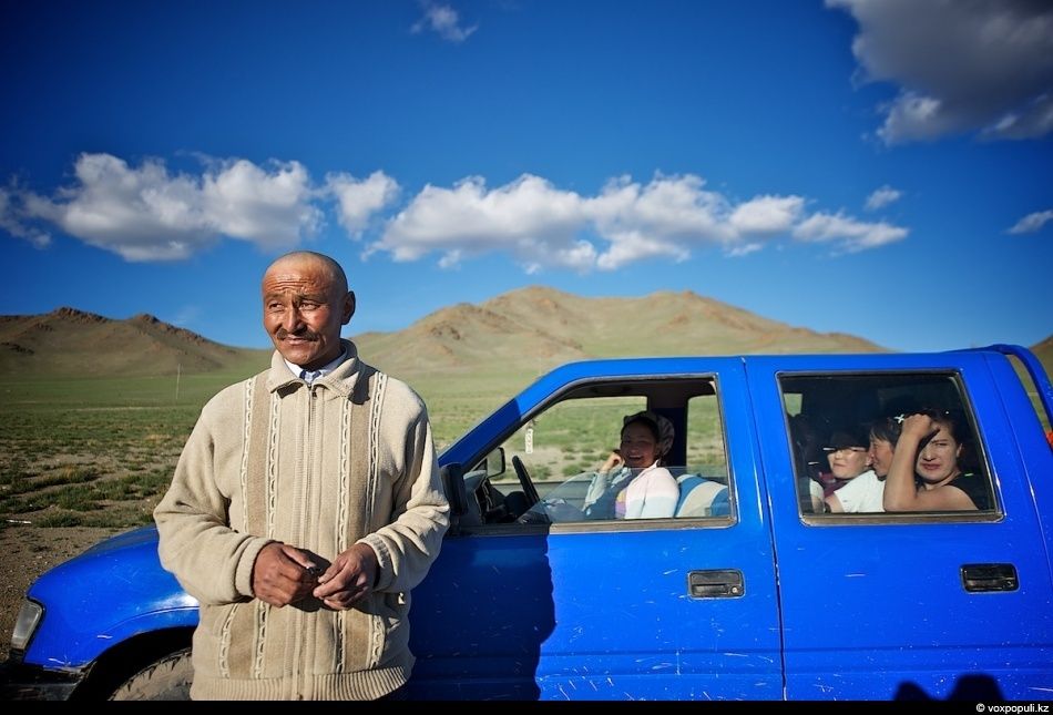 Экспедиция «По пути Чингисхана» встречается с монгольскими казахами в Баян-Өлгии, исследуя их быт, культуру и историю на древней земле кочевников. Монголия, казахи Монголии, Баян-Өлгий, Чингисхан, экспедиция, кочевая культура, этнография, история, путешествия, Карлыгаш Нуржан, Shanger.kz