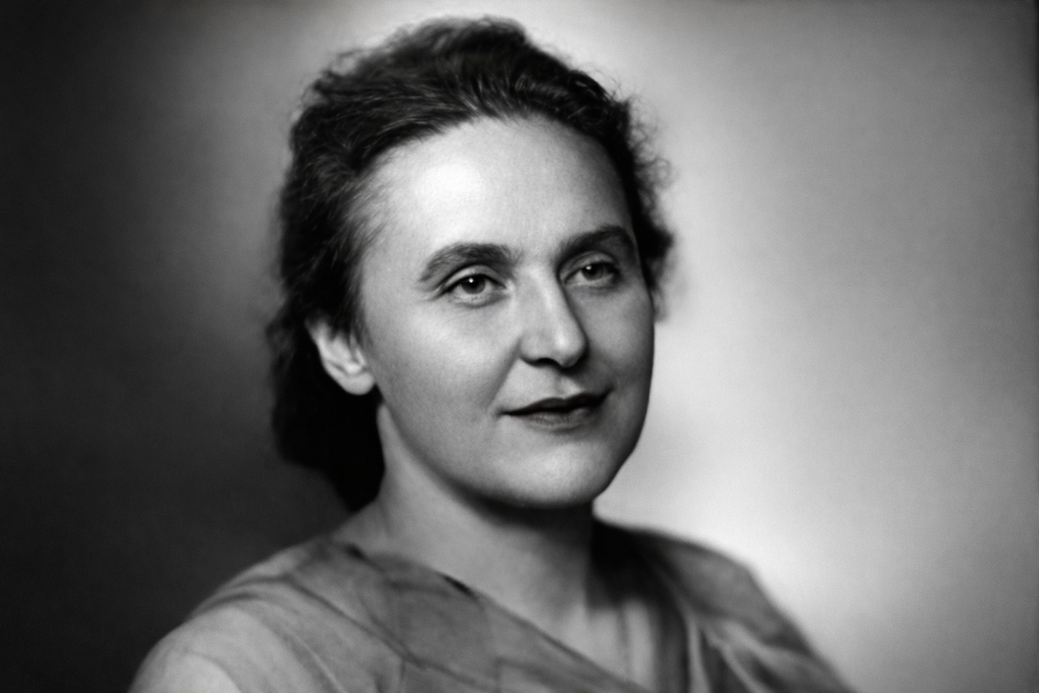 Бауыржан Момышұлы — соғыс батыры әрі жазушы — өз өміріндегі әйелдер туралы ашық әңгімесінде алғашқы жастық сезімдерінен бастап алты некеге, айырылысулар мен трагедияларға, сондай-ақ «әйел көз жасы» алдындағы өз кінәсін мойындауына дейін баяндайды. Бұл әңгіме «Тақырып әйелдерім туралы» кітабы мен Магира Қожахметованың «Тосын сыр-сұхбат» пьесасына негізделген.