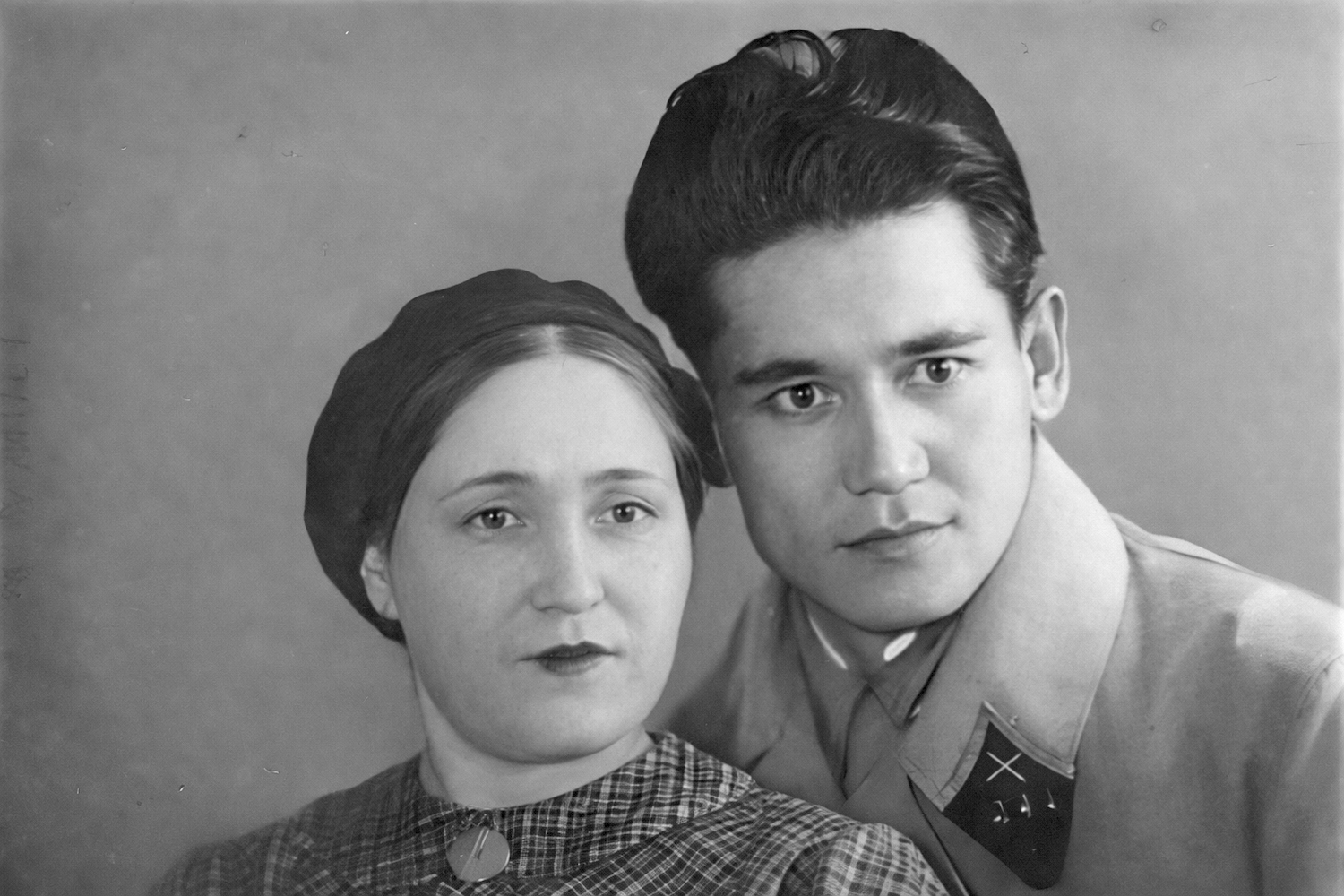 Бауыржан Момышұлы — соғыс батыры әрі жазушы — өз өміріндегі әйелдер туралы ашық әңгімесінде алғашқы жастық сезімдерінен бастап алты некеге, айырылысулар мен трагедияларға, сондай-ақ «әйел көз жасы» алдындағы өз кінәсін мойындауына дейін баяндайды. Бұл әңгіме «Тақырып әйелдерім туралы» кітабы мен Магира Қожахметованың «Тосын сыр-сұхбат» пьесасына негізделген.