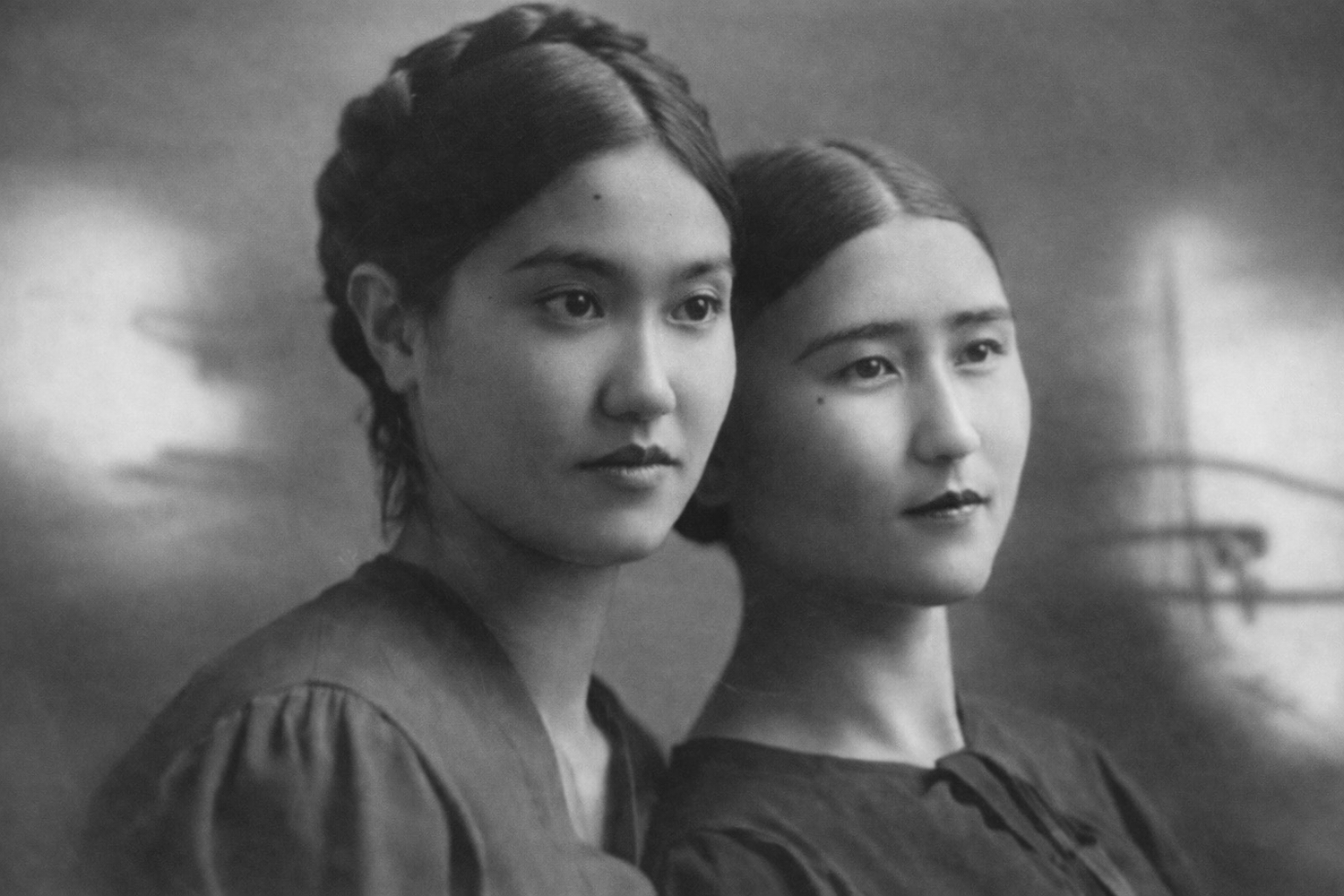 Бауыржан Момышұлы — соғыс батыры әрі жазушы — өз өміріндегі әйелдер туралы ашық әңгімесінде алғашқы жастық сезімдерінен бастап алты некеге, айырылысулар мен трагедияларға, сондай-ақ «әйел көз жасы» алдындағы өз кінәсін мойындауына дейін баяндайды. Бұл әңгіме «Тақырып әйелдерім туралы» кітабы мен Магира Қожахметованың «Тосын сыр-сұхбат» пьесасына негізделген.