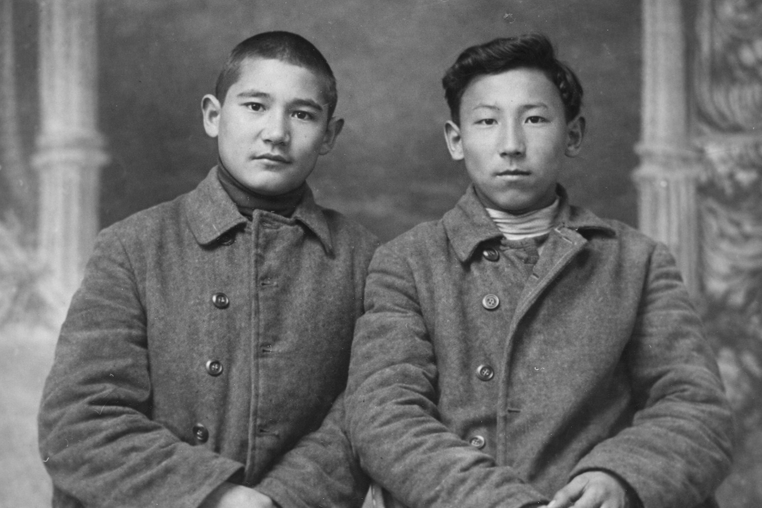 Бауыржан Момышұлы — соғыс батыры әрі жазушы — өз өміріндегі әйелдер туралы ашық әңгімесінде алғашқы жастық сезімдерінен бастап алты некеге, айырылысулар мен трагедияларға, сондай-ақ «әйел көз жасы» алдындағы өз кінәсін мойындауына дейін баяндайды. Бұл әңгіме «Тақырып әйелдерім туралы» кітабы мен Магира Қожахметованың «Тосын сыр-сұхбат» пьесасына негізделген.