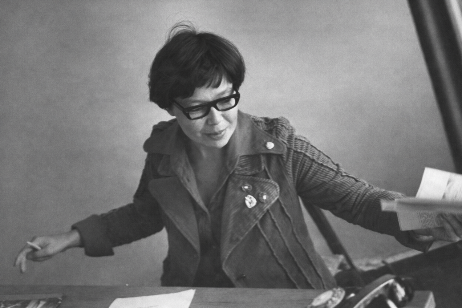 Бауыржан Момышұлы — соғыс батыры әрі жазушы — өз өміріндегі әйелдер туралы ашық әңгімесінде алғашқы жастық сезімдерінен бастап алты некеге, айырылысулар мен трагедияларға, сондай-ақ «әйел көз жасы» алдындағы өз кінәсін мойындауына дейін баяндайды. Бұл әңгіме «Тақырып әйелдерім туралы» кітабы мен Магира Қожахметованың «Тосын сыр-сұхбат» пьесасына негізделген.