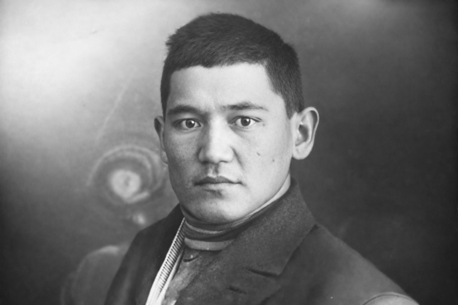 Бауыржан Момышұлы — соғыс батыры әрі жазушы — өз өміріндегі әйелдер туралы ашық әңгімесінде алғашқы жастық сезімдерінен бастап алты некеге, айырылысулар мен трагедияларға, сондай-ақ «әйел көз жасы» алдындағы өз кінәсін мойындауына дейін баяндайды. Бұл әңгіме «Тақырып әйелдерім туралы» кітабы мен Магира Қожахметованың «Тосын сыр-сұхбат» пьесасына негізделген.