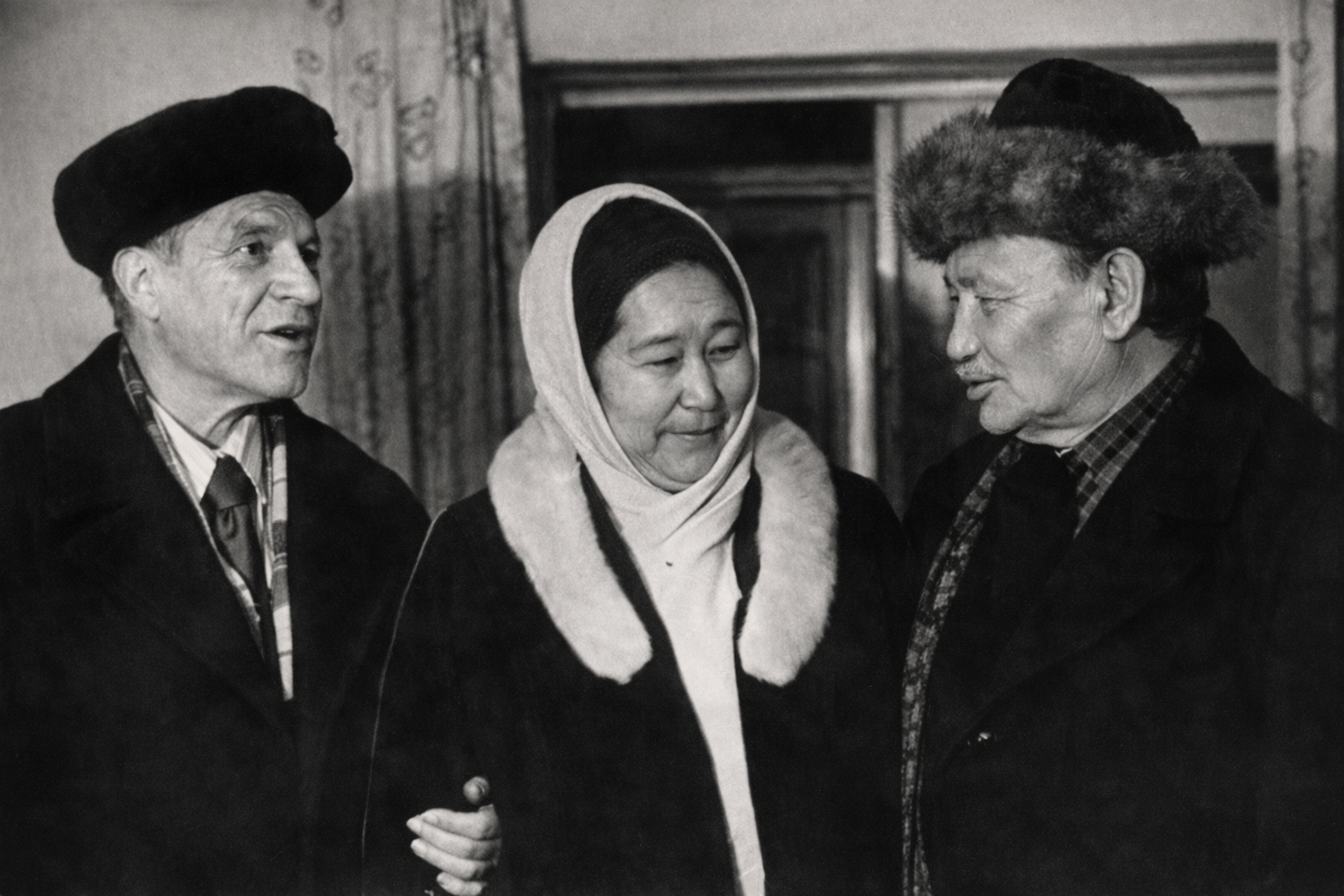 Бауыржан Момышұлы — соғыс батыры әрі жазушы — өз өміріндегі әйелдер туралы ашық әңгімесінде алғашқы жастық сезімдерінен бастап алты некеге, айырылысулар мен трагедияларға, сондай-ақ «әйел көз жасы» алдындағы өз кінәсін мойындауына дейін баяндайды. Бұл әңгіме «Тақырып әйелдерім туралы» кітабы мен Магира Қожахметованың «Тосын сыр-сұхбат» пьесасына негізделген.