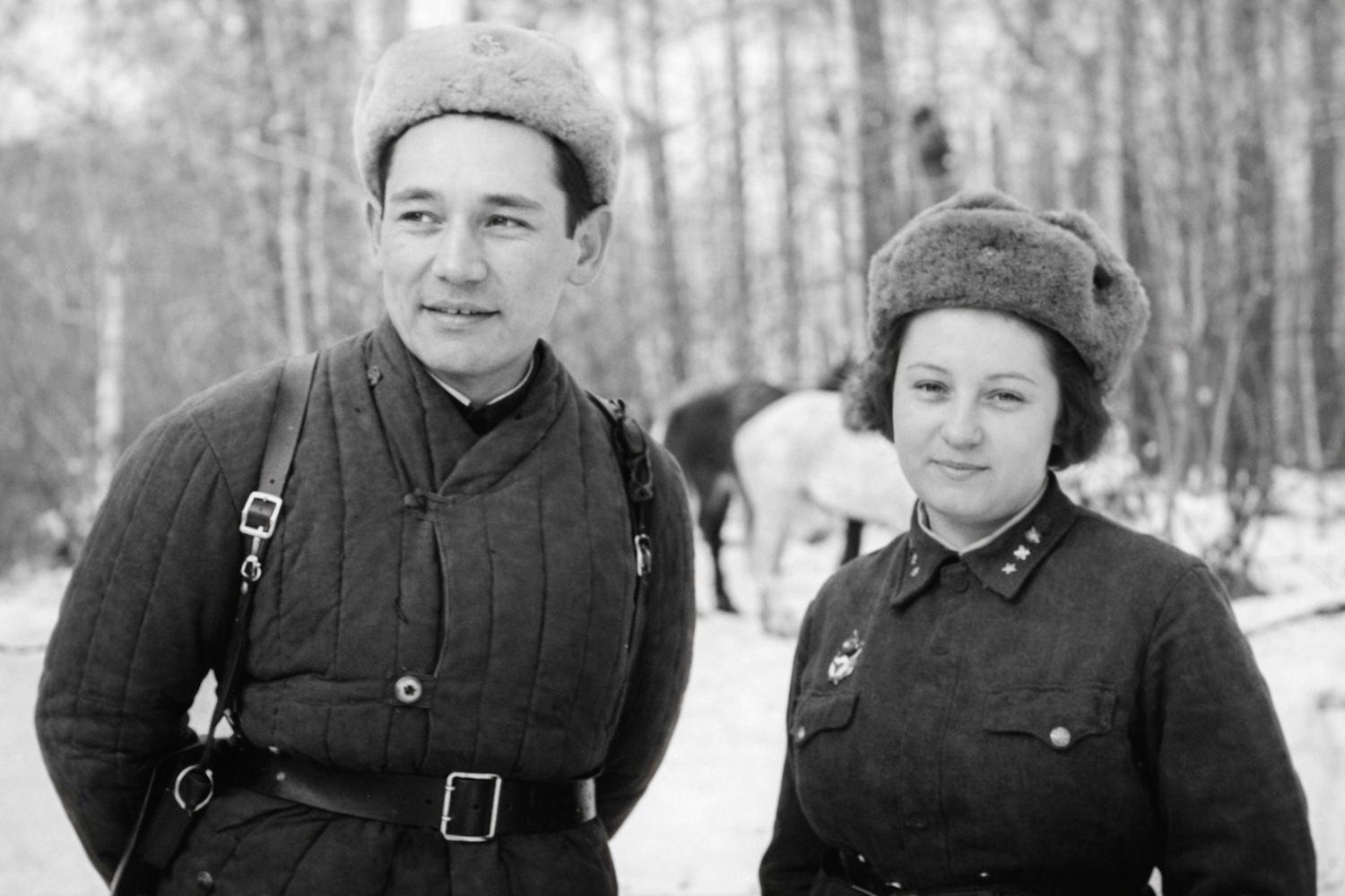 Бауыржан Момышұлы — соғыс батыры әрі жазушы — өз өміріндегі әйелдер туралы ашық әңгімесінде алғашқы жастық сезімдерінен бастап алты некеге, айырылысулар мен трагедияларға, сондай-ақ «әйел көз жасы» алдындағы өз кінәсін мойындауына дейін баяндайды. Бұл әңгіме «Тақырып әйелдерім туралы» кітабы мен Магира Қожахметованың «Тосын сыр-сұхбат» пьесасына негізделген.