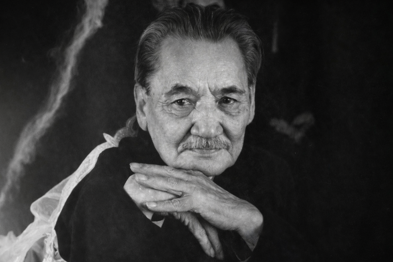 Бауыржан Момышұлы — соғыс батыры әрі жазушы — өз өміріндегі әйелдер туралы ашық әңгімесінде алғашқы жастық сезімдерінен бастап алты некеге, айырылысулар мен трагедияларға, сондай-ақ «әйел көз жасы» алдындағы өз кінәсін мойындауына дейін баяндайды. Бұл әңгіме «Тақырып әйелдерім туралы» кітабы мен Магира Қожахметованың «Тосын сыр-сұхбат» пьесасына негізделген.