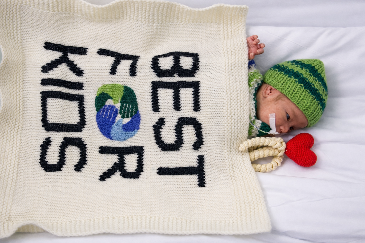 Қайырымдылық жобасының ашылуында Қазақстандағы Халықаралық волонтерлік жылын қолдауға арналған «Өмір жылуы» фотокөрмесінде Қосшы қаласындағы «28 ілмек» клубының қатысушылары мен қонақтары. «28 ілмек» клубы, Қосшы, Өмір жылуы, фотокөрме, волонтерлік, шала туған балалар, қайырымдылық, Қазақстан, Shanger.kz