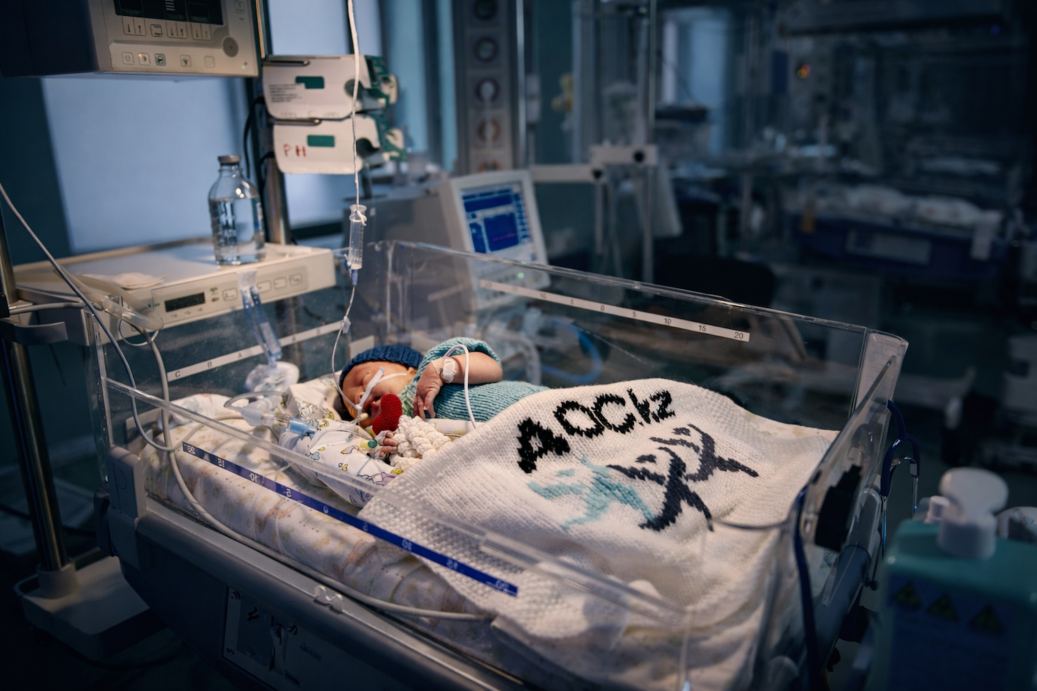 Қайырымдылық жобасының ашылуында Қазақстандағы Халықаралық волонтерлік жылын қолдауға арналған «Өмір жылуы» фотокөрмесінде Қосшы қаласындағы «28 ілмек» клубының қатысушылары мен қонақтары. «28 ілмек» клубы, Қосшы, Өмір жылуы, фотокөрме, волонтерлік, шала туған балалар, қайырымдылық, Қазақстан, Shanger.kz