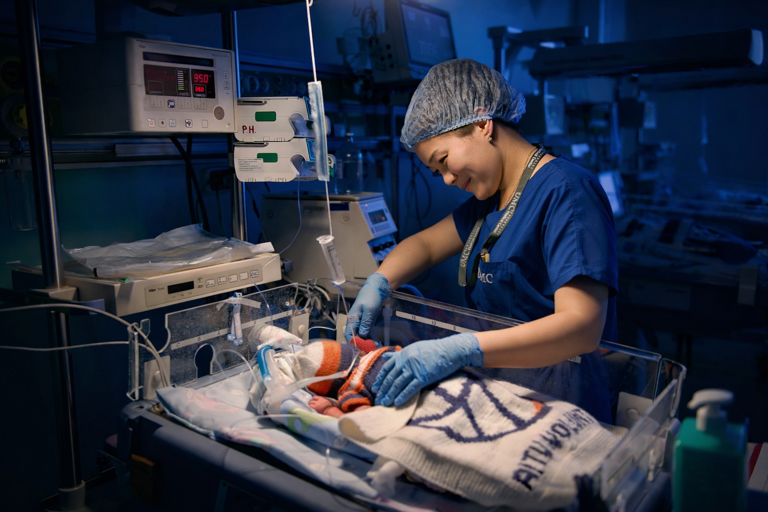 Қайырымдылық жобасының ашылуында Қазақстандағы Халықаралық волонтерлік жылын қолдауға арналған «Өмір жылуы» фотокөрмесінде Қосшы қаласындағы «28 ілмек» клубының қатысушылары мен қонақтары. «28 ілмек» клубы, Қосшы, Өмір жылуы, фотокөрме, волонтерлік, шала туған балалар, қайырымдылық, Қазақстан, Shanger.kz