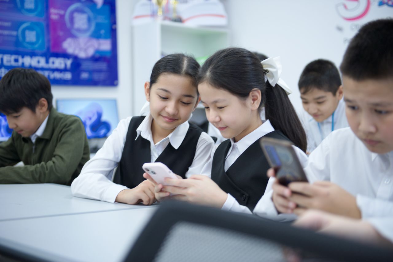 Тәлімгер жобасының кәсіби бағдар мамандары Маңғыстау облысындағы мектептерде оқушылармен сабақ өткізіп, балаларға қабілеттеріне сай мамандық таңдауға көмектесуде, #ЖұмысшыМамандықтарЖылы #Тәлімгер #кәсібиБағдар #білім #Маңғыстау #ТимурҚұлыбаев #HalykҚоры #мектептер #кадрТапшылығы #мамандықТаңдау #Жаңаөзен #Теңге #Батыр #жасМамандар #ҚазақстанБолашағы #экономика #мұғалімдер #оқушылар #мамандық #карьера