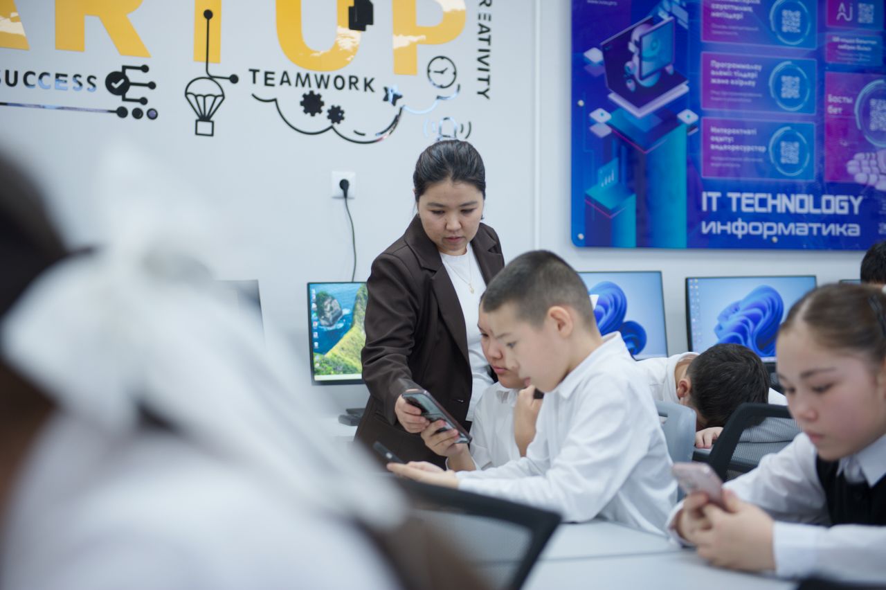 Тәлімгер жобасының кәсіби бағдар мамандары Маңғыстау облысындағы мектептерде оқушылармен сабақ өткізіп, балаларға қабілеттеріне сай мамандық таңдауға көмектесуде, #ЖұмысшыМамандықтарЖылы #Тәлімгер #кәсібиБағдар #білім #Маңғыстау #ТимурҚұлыбаев #HalykҚоры #мектептер #кадрТапшылығы #мамандықТаңдау #Жаңаөзен #Теңге #Батыр #жасМамандар #ҚазақстанБолашағы #экономика #мұғалімдер #оқушылар #мамандық #карьера