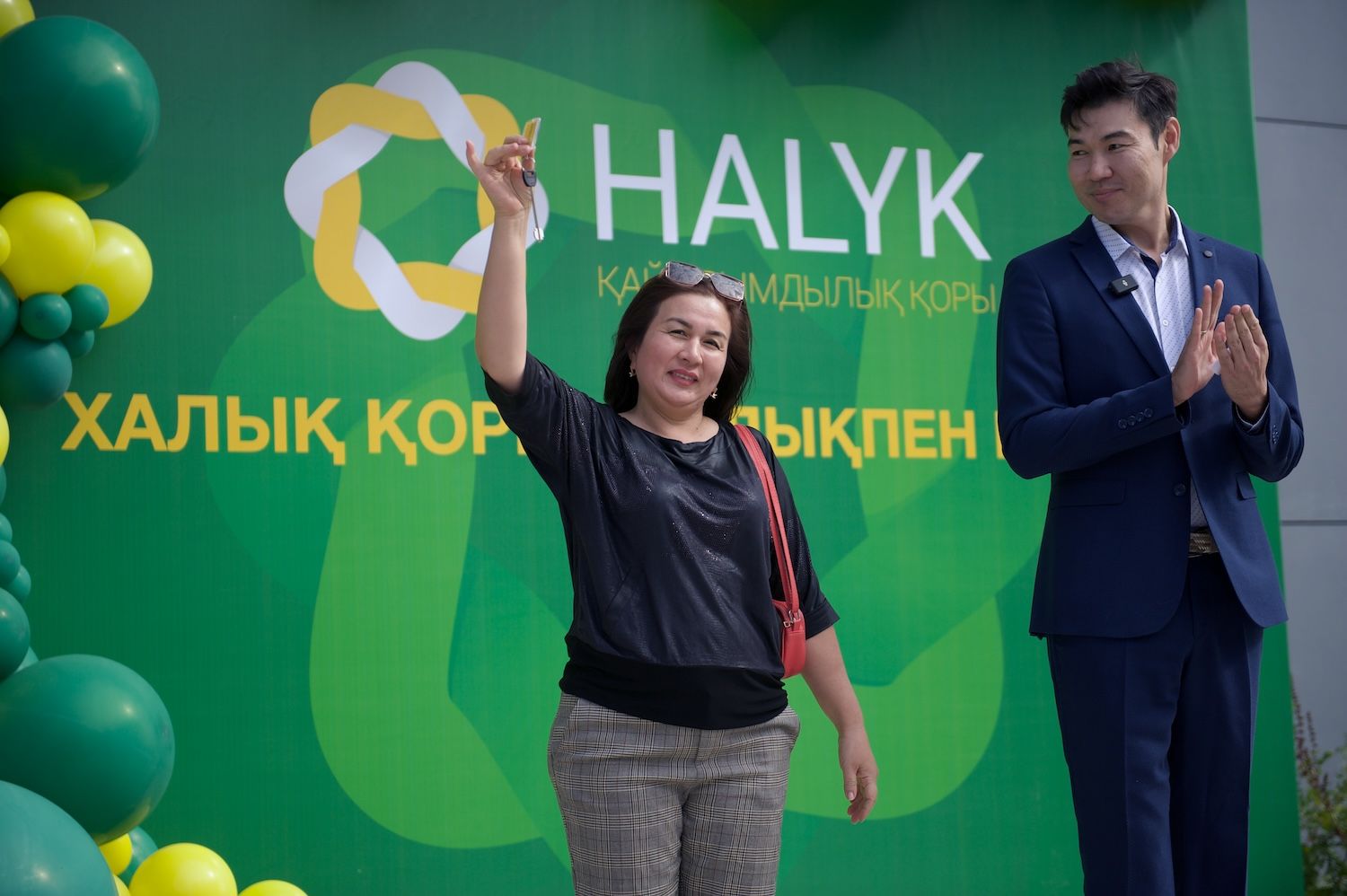 Halyk қорының фирмалық жасыл жейдесін киген іс-шара қатысушылары — Тимур Құлыбаевтың қайырымдылық қорының 10 жылдығына арналған Shanger.kz материалы, Halyk қоры, Тимур Құлыбаев, Halyk қорына 10 жыл, Қазақстандағы қайырымдылық, әлеуметтік жобалар, өңірлерді қолдау, білім беру, спорт, экология, денсаулық сақтау, әлеуметтік баспана, су тасқынынан зардап шеккендерге көмек, Құлсары, Әулиекөл, Бейнеу, Жаңаөзен, Маңғыстау облысы, Семей орманы, орманды қалпына келтіру, Halyk Орманы, Auyl Sport, Тәлімгер, Talpyn.Halyk, Bolashaq.me, Қазақстанның SOS Балалар ауылдары, NNEF қоры, IT Fest, жасанды интеллект, киберспорт, Алматы мешіті, Shanger.kz, фоторепортаж