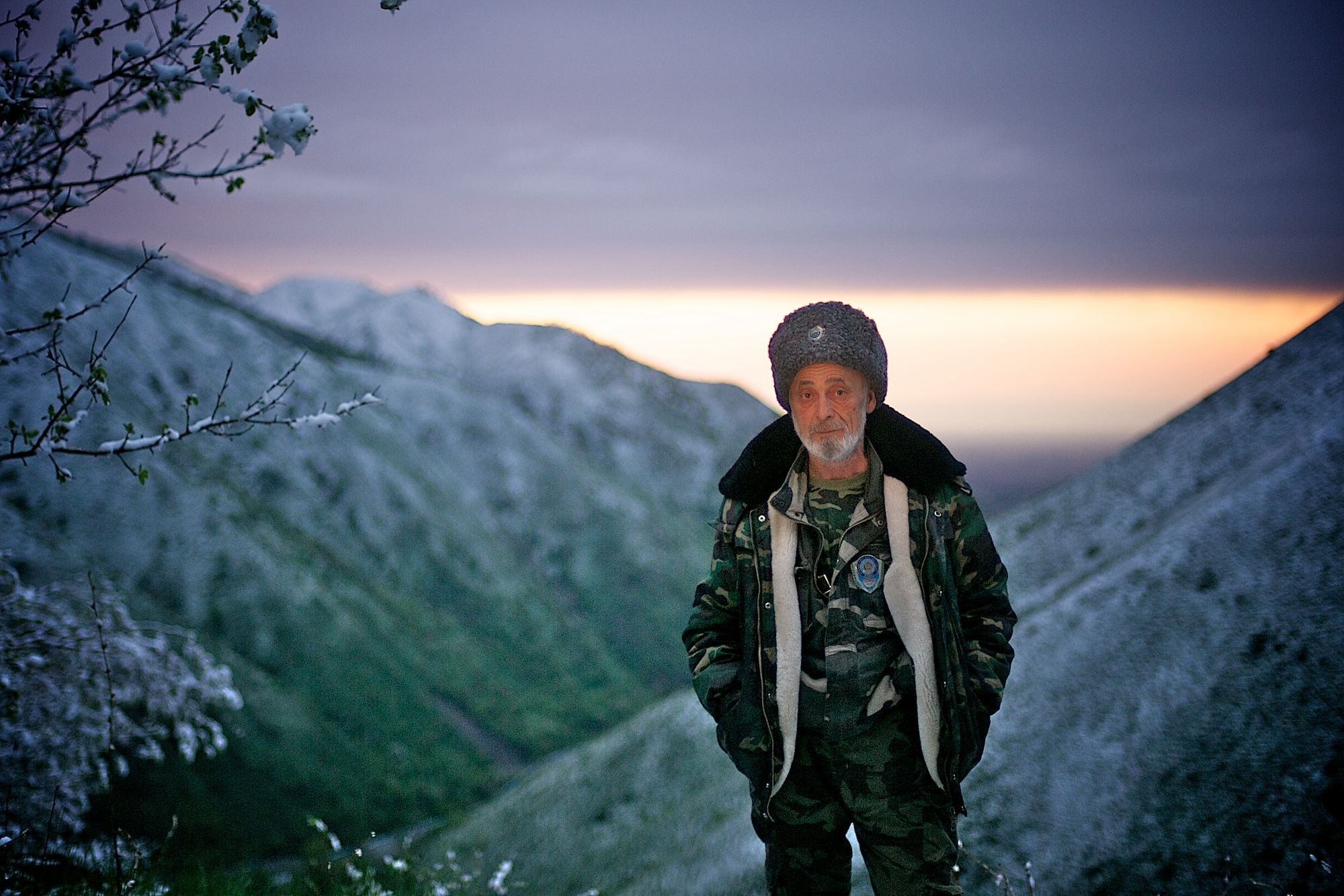 Инспектор Иссыкского заповедника Иса Бикаев — философ и хранитель природы, посвятивший жизнь защите горного озера и духовной гармонии человека с природой. Природа, Иссык, заповедник, Иса Бикаев, экология, Алматинская область, философия, человек и природа, Карлыгаш Нуржан, Shanger.kz