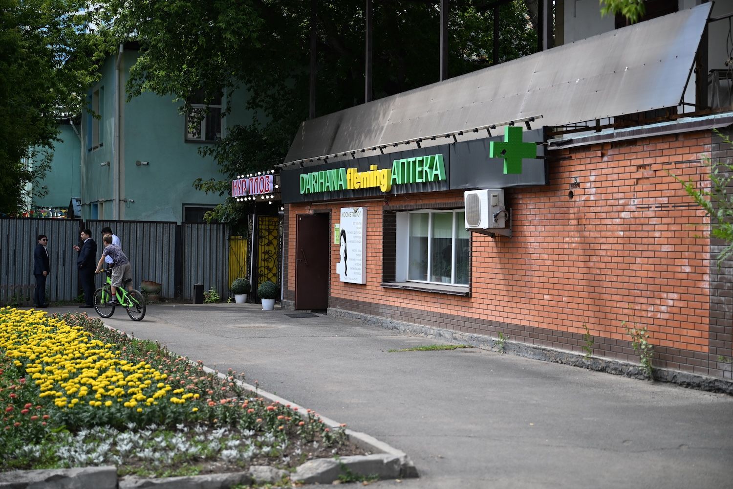 Астана Суретшілер одағының шеберханаларындағы қазақстандық суретшілер мен мүсіншілер. Қазақстан суретшілері, Қазақстан мүсіншілері, Астана Суретшілер одағы, Қазақстанның арт-нарығы, заманауи өнер, меценаттық, өнерді мемлекеттік қолдау, Қазақстанның мәдени саясаты