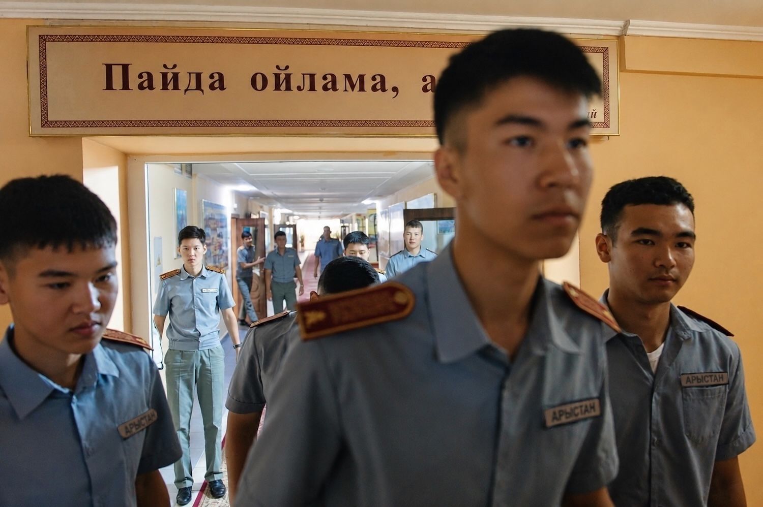 «Арыстан» лицейінің кадеттері сап алаңында және оқу сыныптарында: таудағы жабық лицей өмірінің бір күні. Арыстан, Арыстан лицейі, кадет лицейі, Қазақстан, жасөспірімдер, тәрбие, тәртіп, білім, жабық лицей, фоторепортаж, Shanger, ауылдар, спорт, домбыра, дрондар