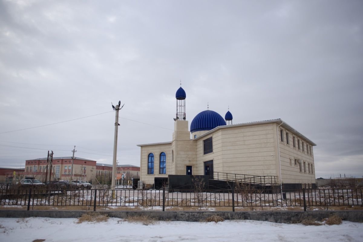 История ислама в Казахстане: образование, объединение степных племён, сохранение идентичности, нравственные ориентиры и традиция милосердия к животным. Казахстан, ислам в Казахстане, светское государство, история Казахстана, Золотая Орда, Джанибек-хан, исламское образование, медресе, русификация, национальная идентичность, религия и общество, алкоголизм в Казахстане, исламское возрождение, мечети Казахстана, милосердие к животным, казахская культура, Жеті қазына, этика и религия