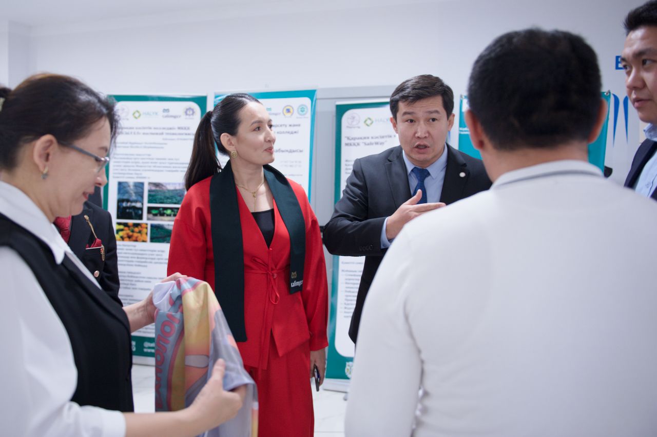 Talpyn.Halyk 2025, студенты Мангистау представляют бизнес-проекты на конкурсе программы «Тәлімгер» при поддержке Фонда Halyk Тимура Кулибаева, Talpyn.Halyk 2025, Тәлімгер, Фонд Halyk, студенческое предпринимательство, Мангистауская область, бизнес-идеи студентов, колледжи Казахстана, молодежный бизнес, социальное предпринимательство, стартапы Казахстана, образование и бизнес, поддержка молодежи, региональное развитие