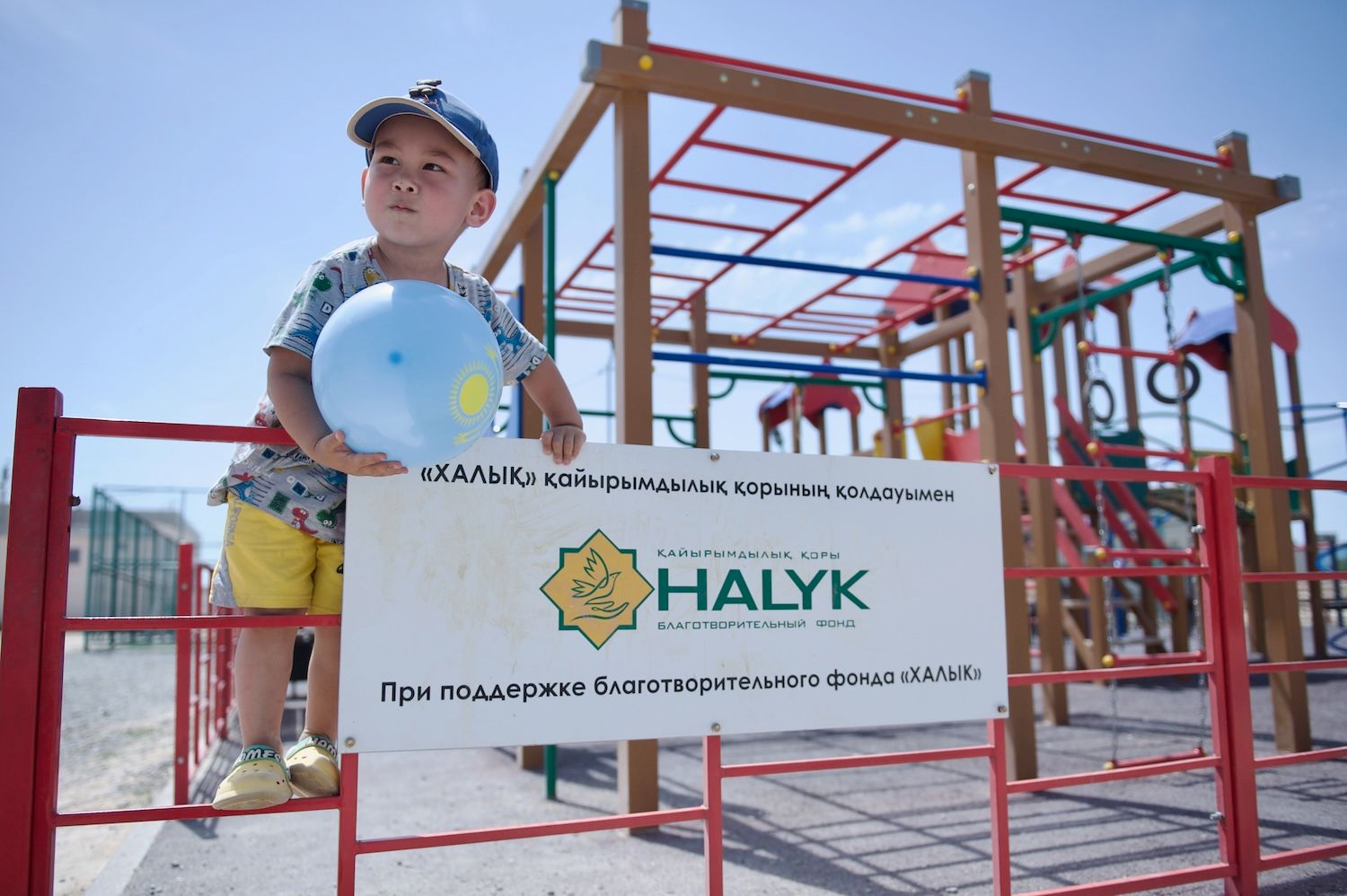 Halyk қорының фирмалық жасыл жейдесін киген іс-шара қатысушылары — Тимур Құлыбаевтың қайырымдылық қорының 10 жылдығына арналған Shanger.kz материалы, Halyk қоры, Тимур Құлыбаев, Halyk қорына 10 жыл, Қазақстандағы қайырымдылық, әлеуметтік жобалар, өңірлерді қолдау, білім беру, спорт, экология, денсаулық сақтау, әлеуметтік баспана, су тасқынынан зардап шеккендерге көмек, Құлсары, Әулиекөл, Бейнеу, Жаңаөзен, Маңғыстау облысы, Семей орманы, орманды қалпына келтіру, Halyk Орманы, Auyl Sport, Тәлімгер, Talpyn.Halyk, Bolashaq.me, Қазақстанның SOS Балалар ауылдары, NNEF қоры, IT Fest, жасанды интеллект, киберспорт, Алматы мешіті, Shanger.kz, фоторепортаж